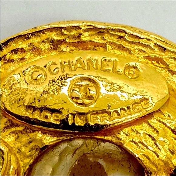 Authentic Chanel Gold plated with Pearl Earrings - Picture 3 of 12